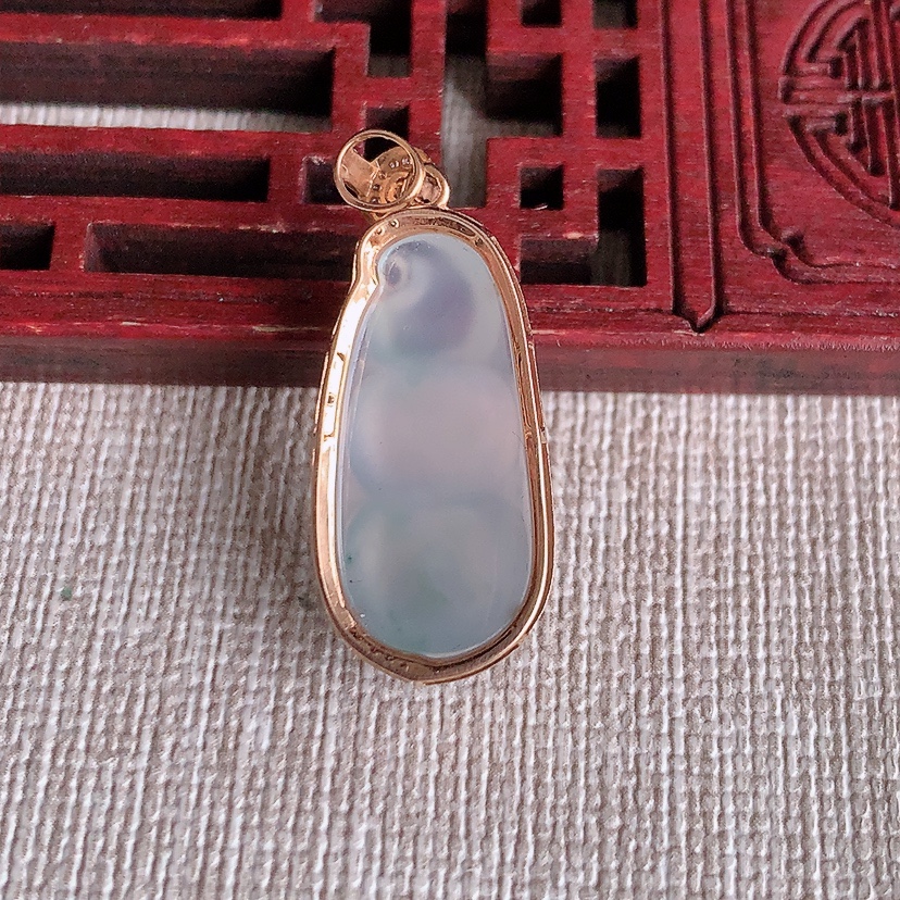 天然A货翡翠18K金伴钻镶嵌白月光四季豆福豆平安豆吊坠 
尺寸29-12-7.5裸石22-10.3m