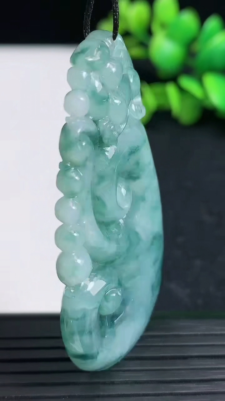天然A货翡翠飘花如意吊坠尺寸58.4-30.6-8.5重量:27.33g
3月19日