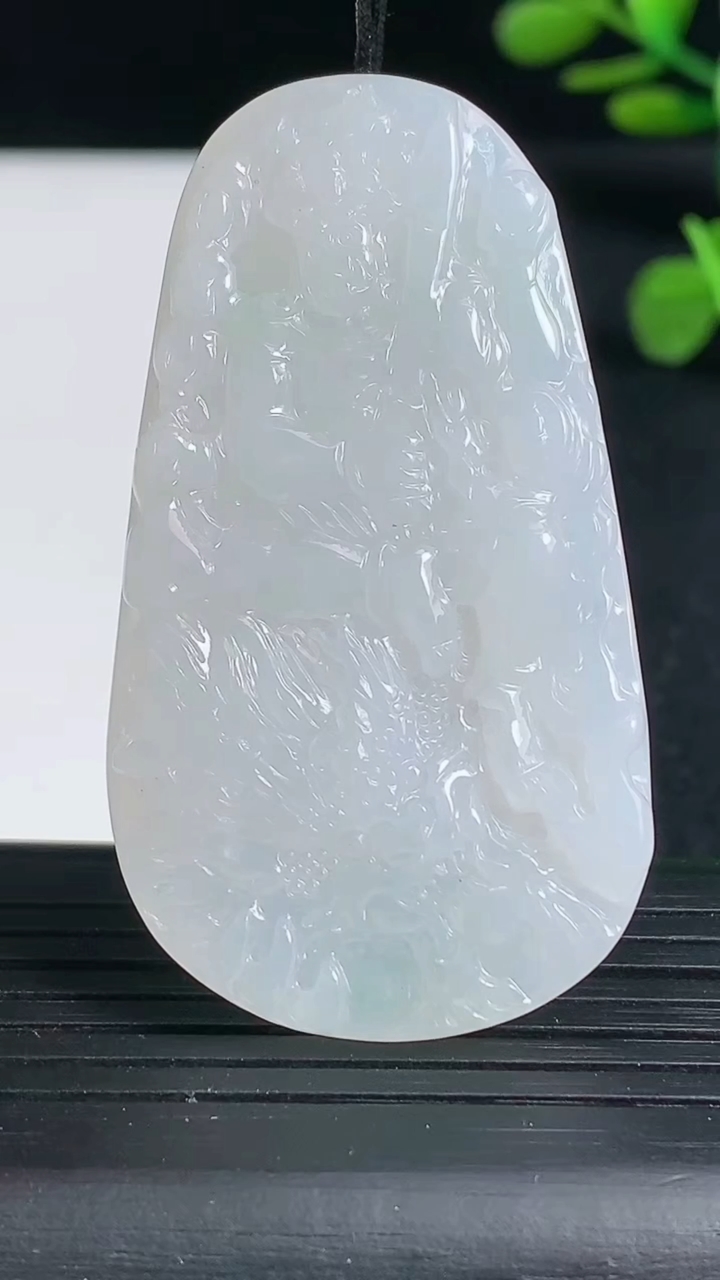 天然A货翡翠御龙不动明王吊坠尺寸54-29.7-5.4重量:20.93g
3月19日