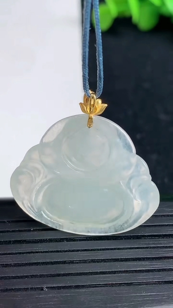 天然A货翡翠佛公吊坠尺寸24.6-29.7-5.5重量:5.94g
3月19日