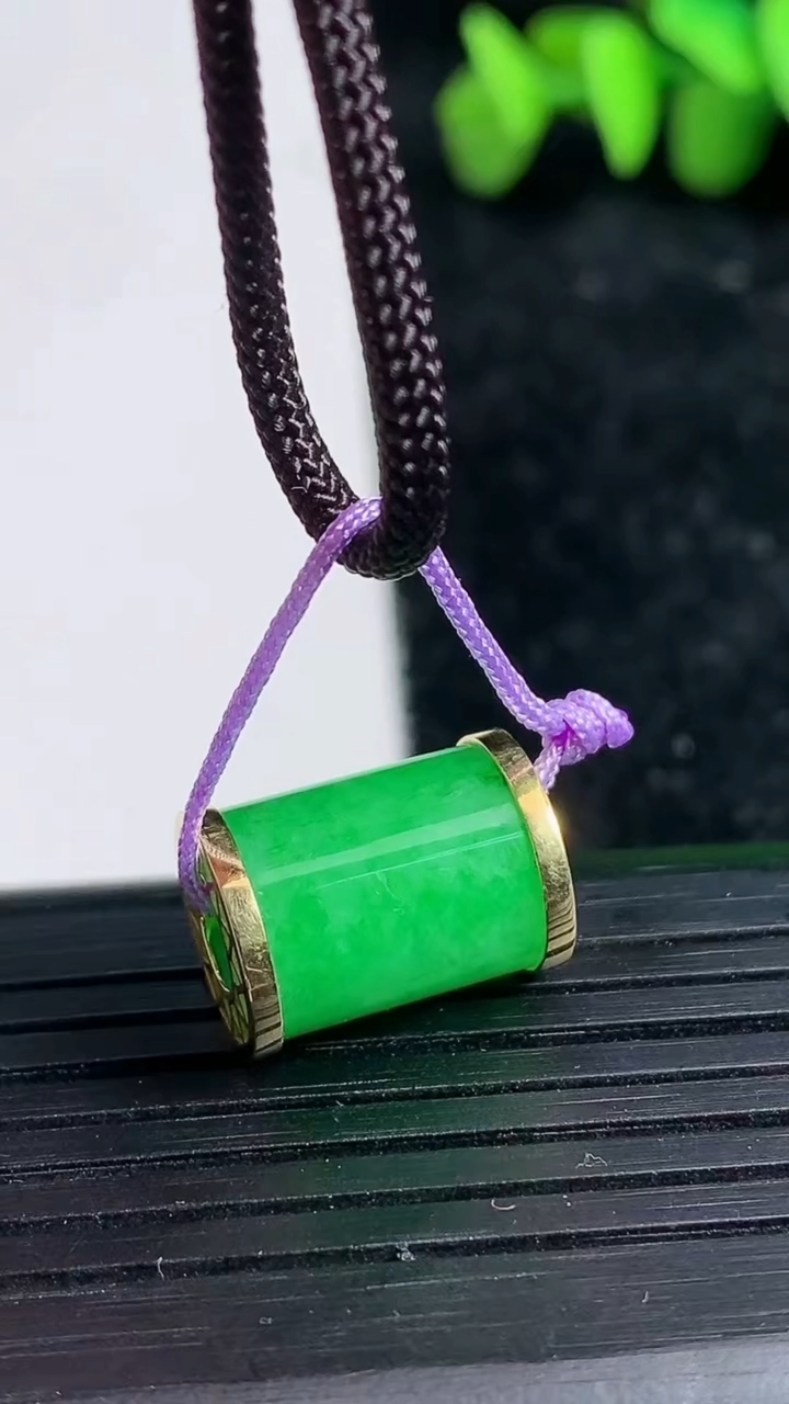 天然A货翡翠路路通吊坠尺寸9.9-14.2重量:3.28g
3月19日