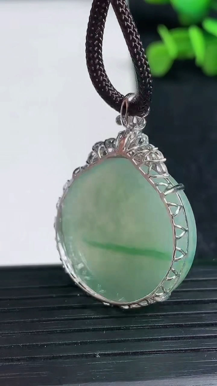 天然A货翡翠无事牌吊坠尺寸35.7-25.3-6.7重量:7.29g
3月19日