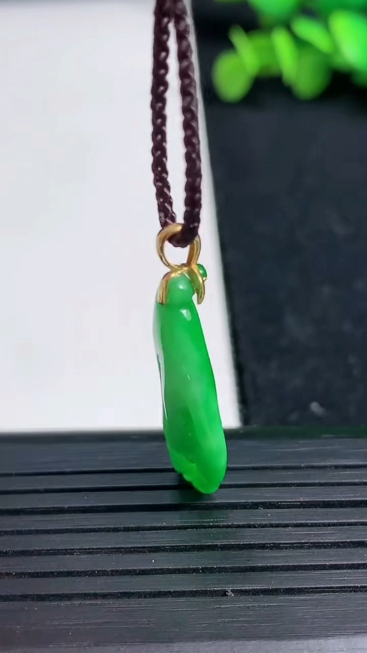 天然A货翡翠佛手瓜吊坠尺寸29.7-9.5-4.1重量:1.99g
3月19日