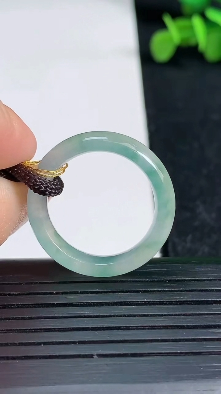 天然A货翡翠冰种飘花指环戒指尺寸18.6-5.6-3.4重量:3.61g2026年3月19日
工厂直销收藏佳品,种好水足，色泽均匀，有种有色，上手高大气！