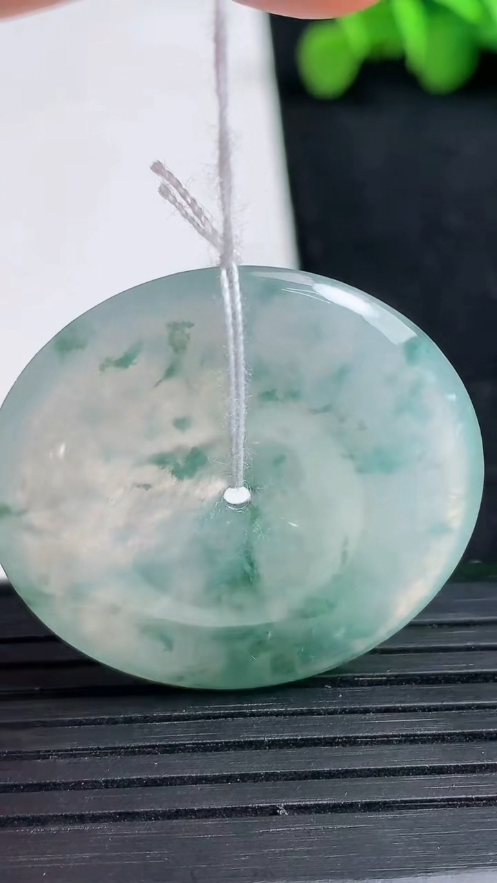 天然A货翡翠种飘花平安扣吊坠尺寸33-5重量:12.31g
3月19日