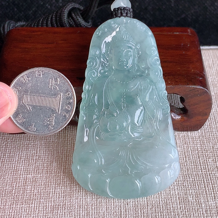 天然A货翡翠晴水大势至菩萨吊坠 
尺寸6.5-38.2-5.6mm 重量35.06g 0317