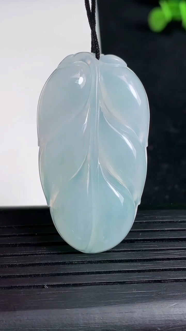 天然A货翡翠飘花金枝玉叶 叶子吊坠尺寸43.7-24.2-6.1重量:12.10g
3月19日