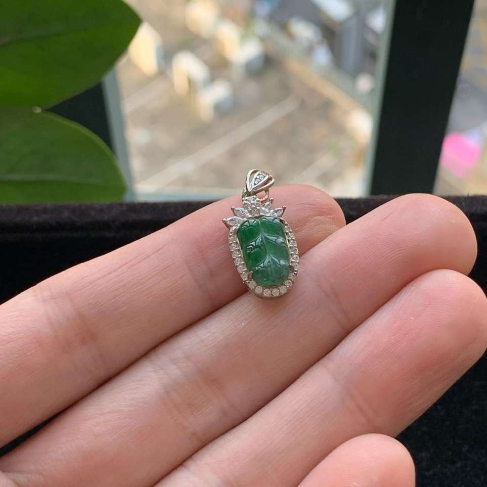 A货天然翡翠冰糯种925银满绿叶子吊坠重量1.42
3月19日