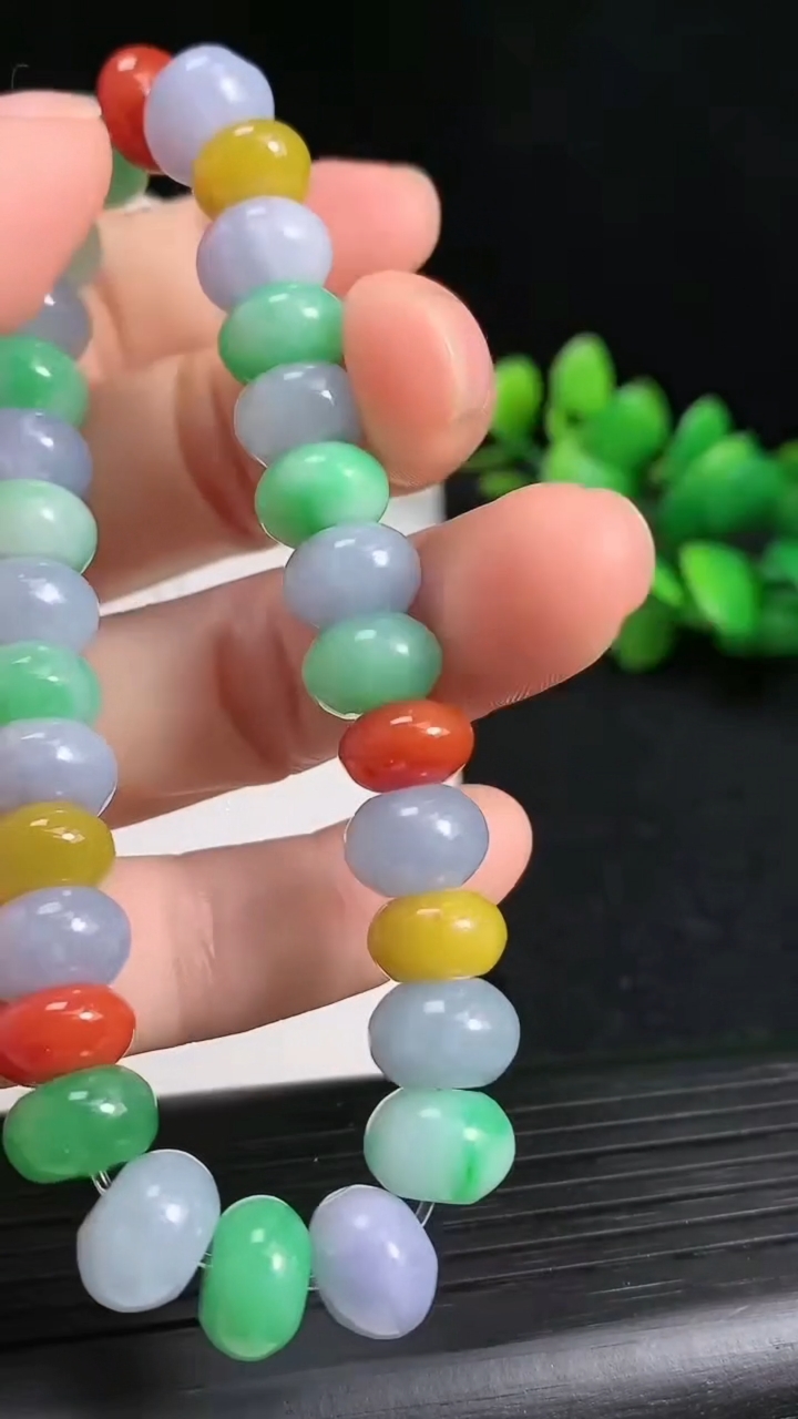 天然A货翡翠四彩算盘珠手串尺寸9.4-5.5重量:35.56g3月19日
工厂直销收藏佳品,种好水足，色泽均匀，有种有色，上手高大气！