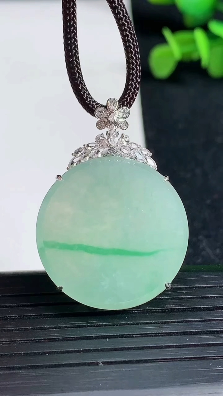 天然A货翡翠无事牌吊坠尺寸35.7-25.3-6.7重量:7.29g
3月19日