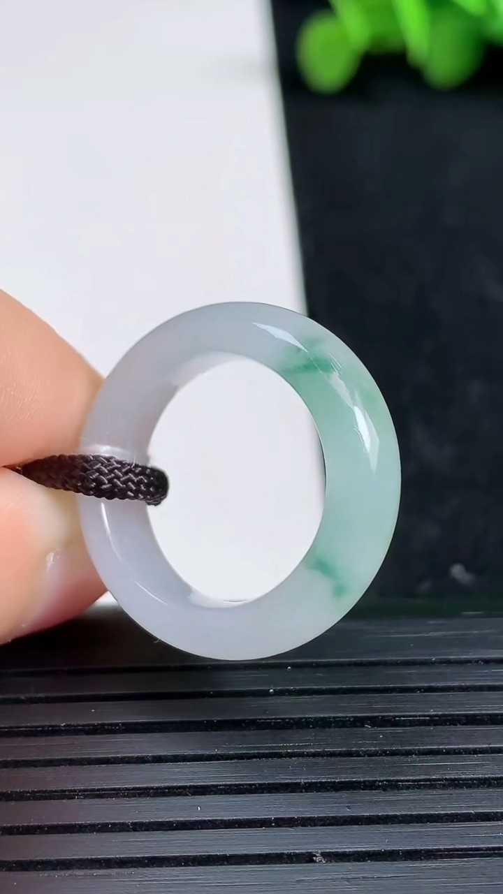 天然A货翡翠冰种飘花指环戒指尺寸16.6-6.2-3.7重量:4.61g2026年3月19日
工厂直销收藏佳品,种好水足，色泽均匀，有种有色，上手高大气！