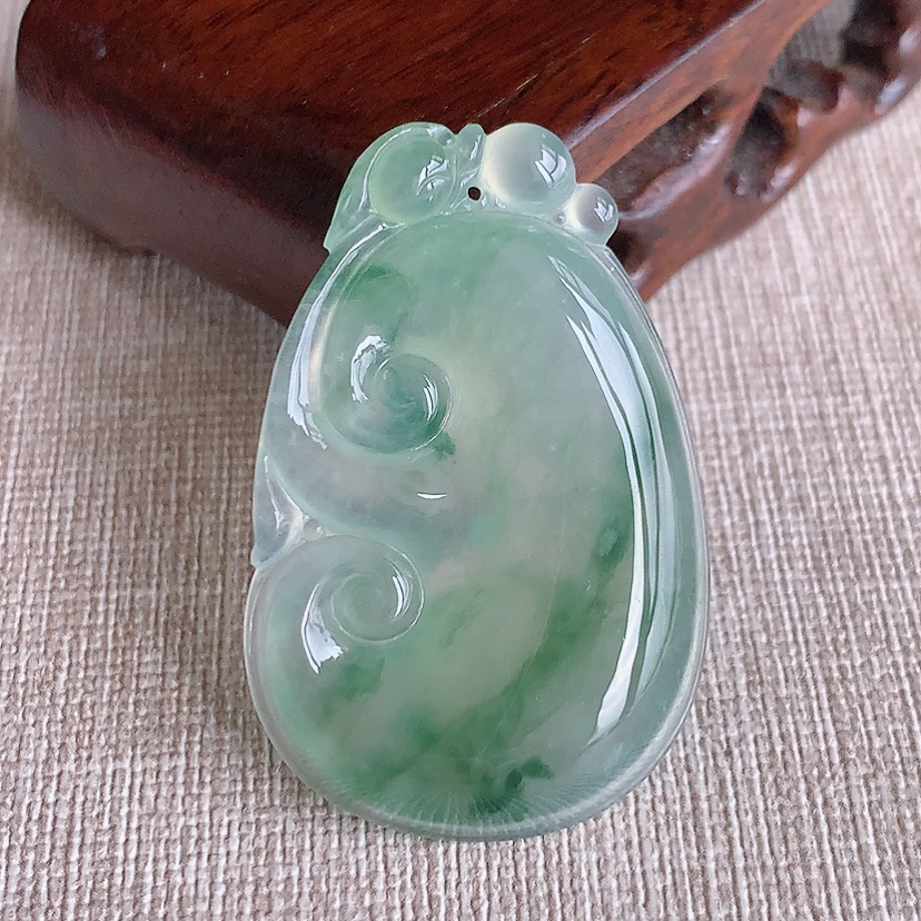 天然A货翡翠飘花如意吊坠 
尺寸42.2-27.3-5.7mm 重量11.62g 0317