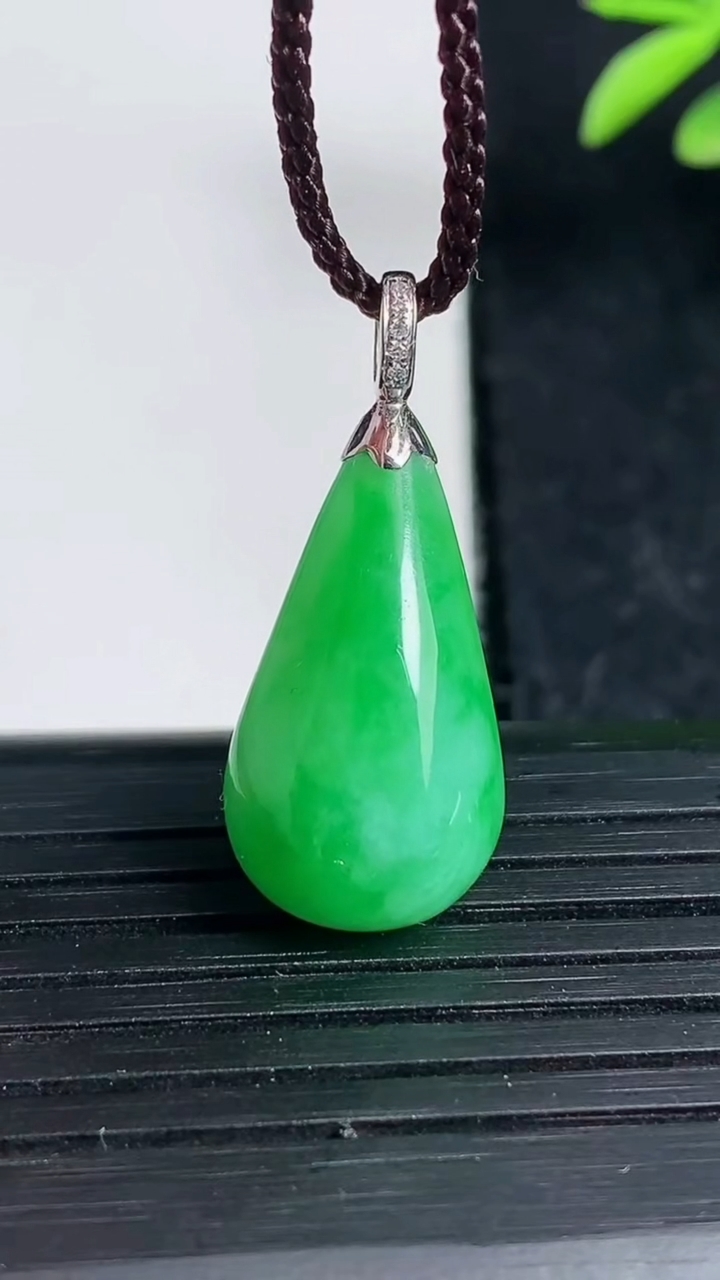 天然A货翡翠水滴吊坠尺寸23-11.9-5.9重量:2.49g
3月19日