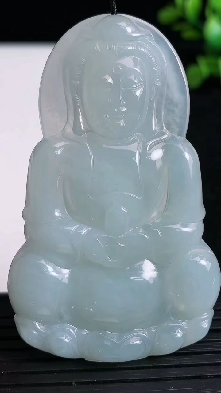 天然A货翡翠观音菩萨吊坠尺寸64.9-40.2-5.5重量:25.63g
3月19日