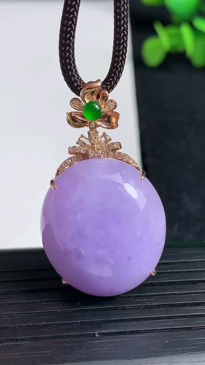 天然A货翡翠18K金紫罗兰蛋面吊坠尺寸36.6-24.3-21.6-11.5重量:10.29g
3月19日