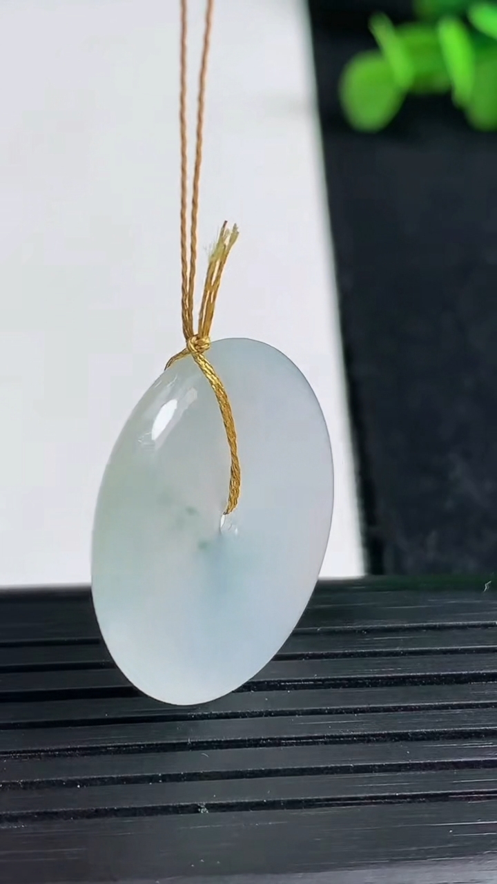 天然A货翡翠冰种飘花平安扣吊坠尺寸25.4-4.2重量:5.97g
3月19日