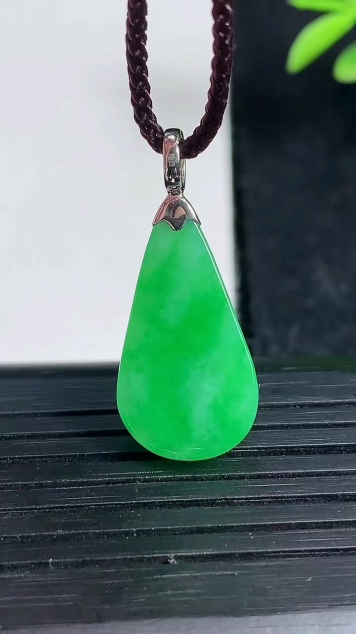 天然A货翡翠水滴吊坠尺寸23-11.9-5.9重量:2.49g
3月19日