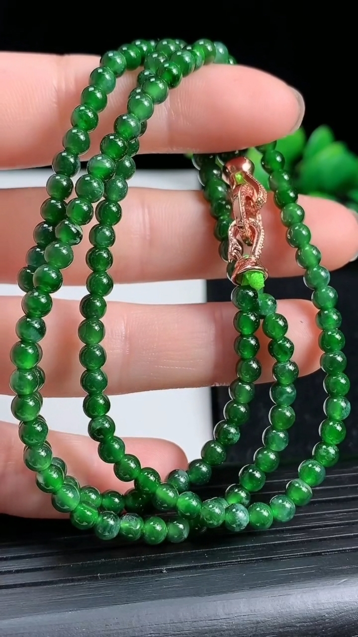 天然A货翡翠小米珠项链尺寸4-147颗重量:15.44g
3月19日