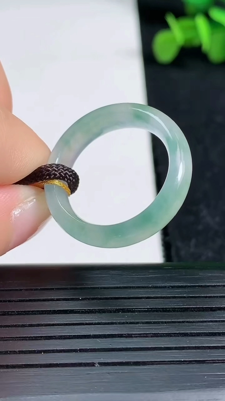 天然A货翡翠冰种飘花指环戒指尺寸18.6-5.6-3.4重量:3.61g2026年3月19日
工厂直销收藏佳品,种好水足，色泽均匀，有种有色，上手高大气！