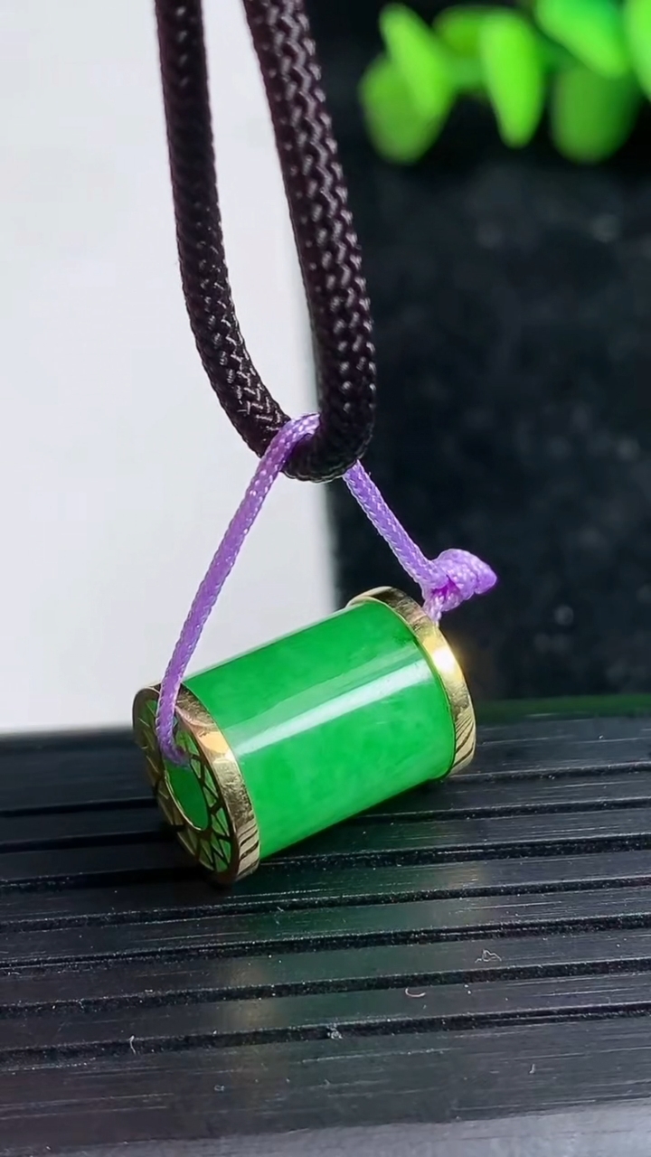 天然A货翡翠路路通吊坠尺寸9.9-14.2重量:3.28g
3月19日