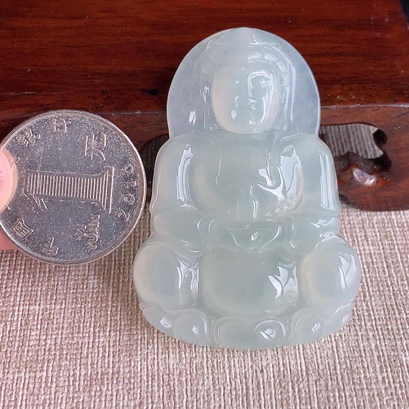 天然A货翡翠晴水正装观音吊坠 
尺寸51.7-36-6mm 重量19.53g 0317