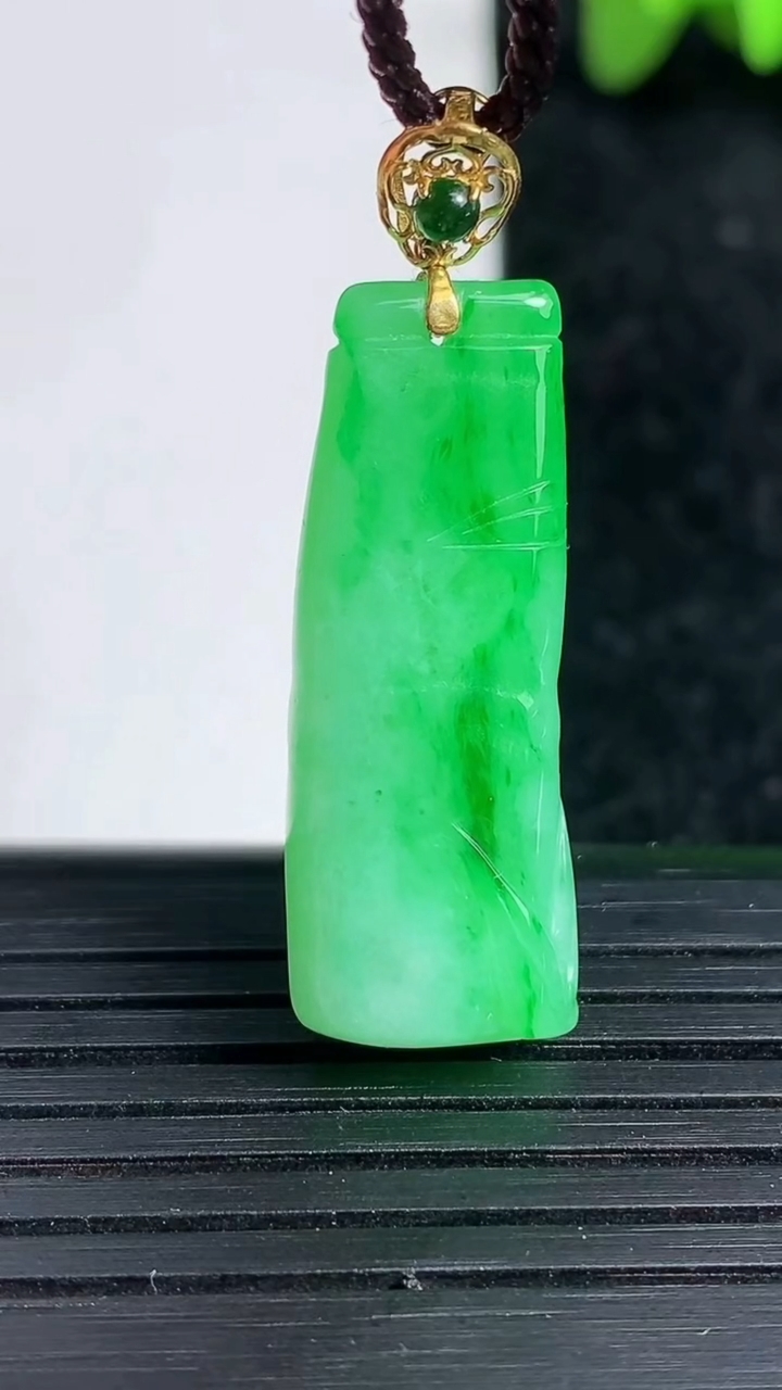 天然A货翡翠节节高升 竹节吊坠尺寸30-11.6-6.3重量:4.76g
3月19日