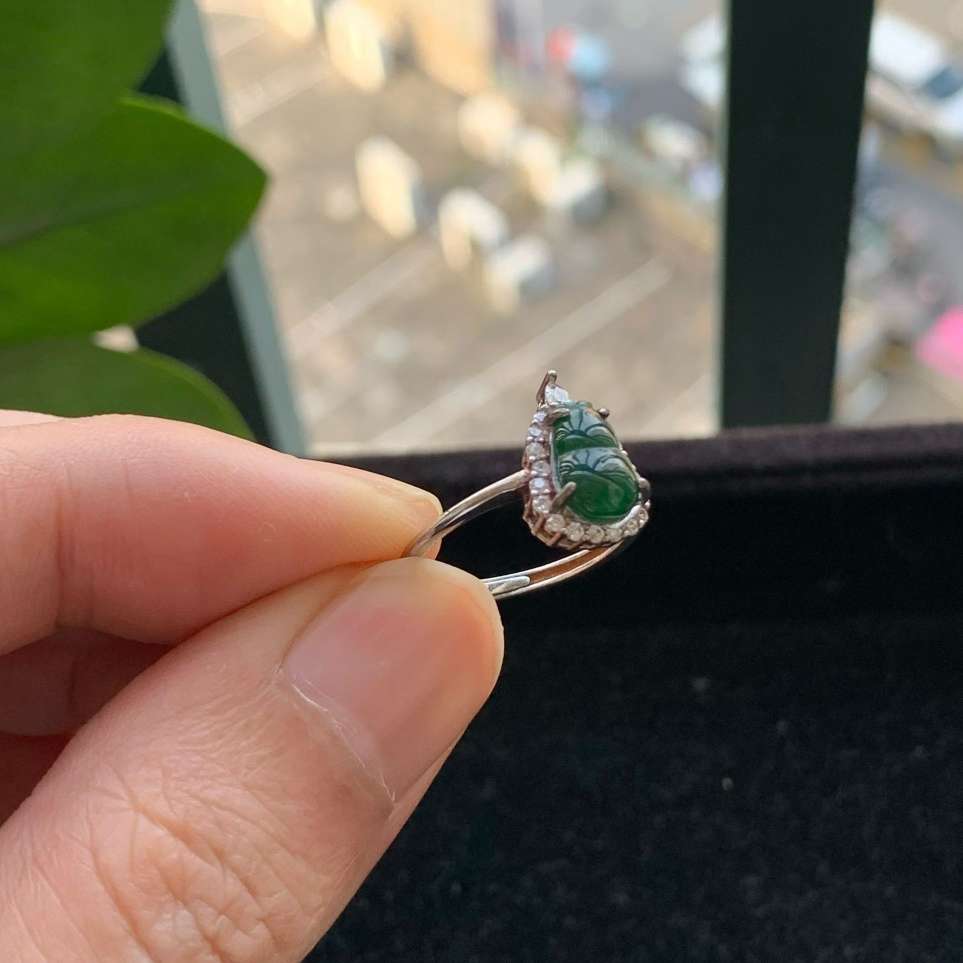 A货天然翡翠冰糯种935银活口满绿戒指重量吊坠1.81
3月19日