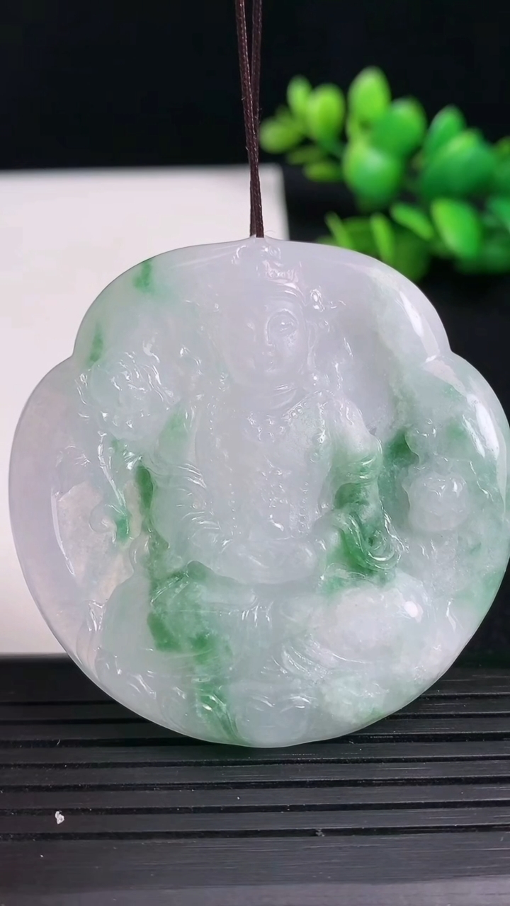 天然A货翡翠度母观音吊坠尺寸54.4-53.1-6.8重量:40.21g
3月19日