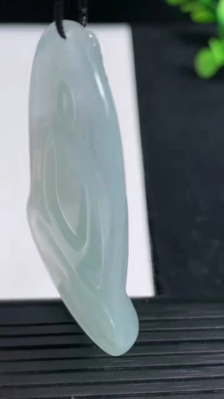 天然A货翡翠冰种飘花观音菩萨吊坠尺寸55.8-36.2-5.4重量:20.15g
3月19日