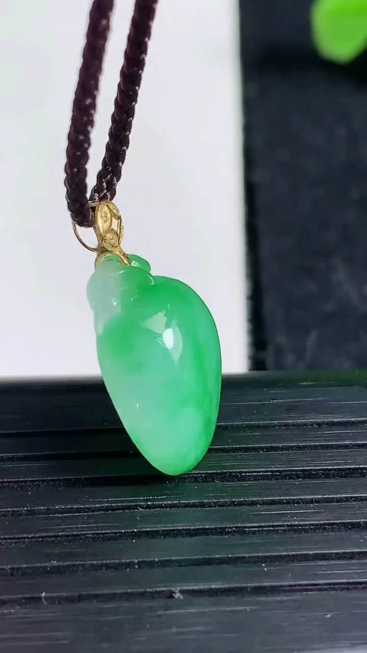 天然A货翡翠寿桃吊坠尺寸18-12.9-6.9重量:2.76g
3月19日