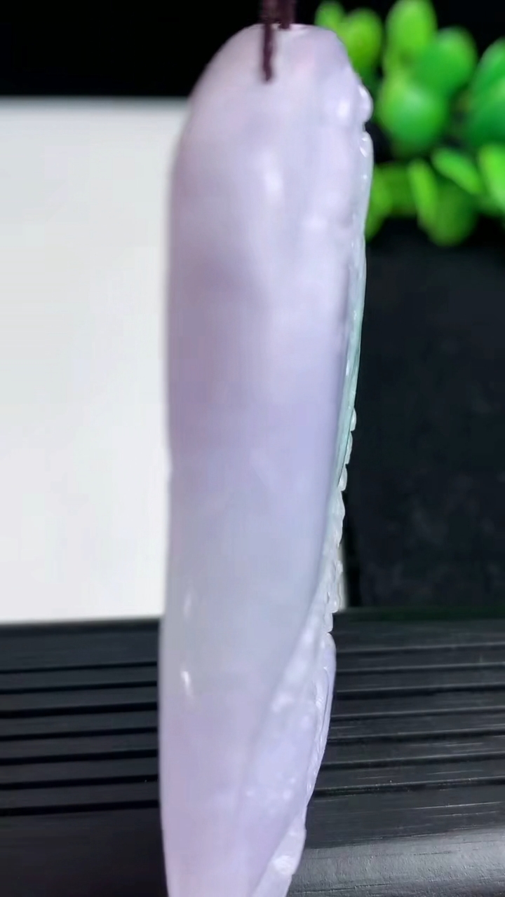 天然A货翡翠春带彩紫罗兰山水牌吊坠尺寸61.1-39.7-9.6重量:63.98g
3月19日