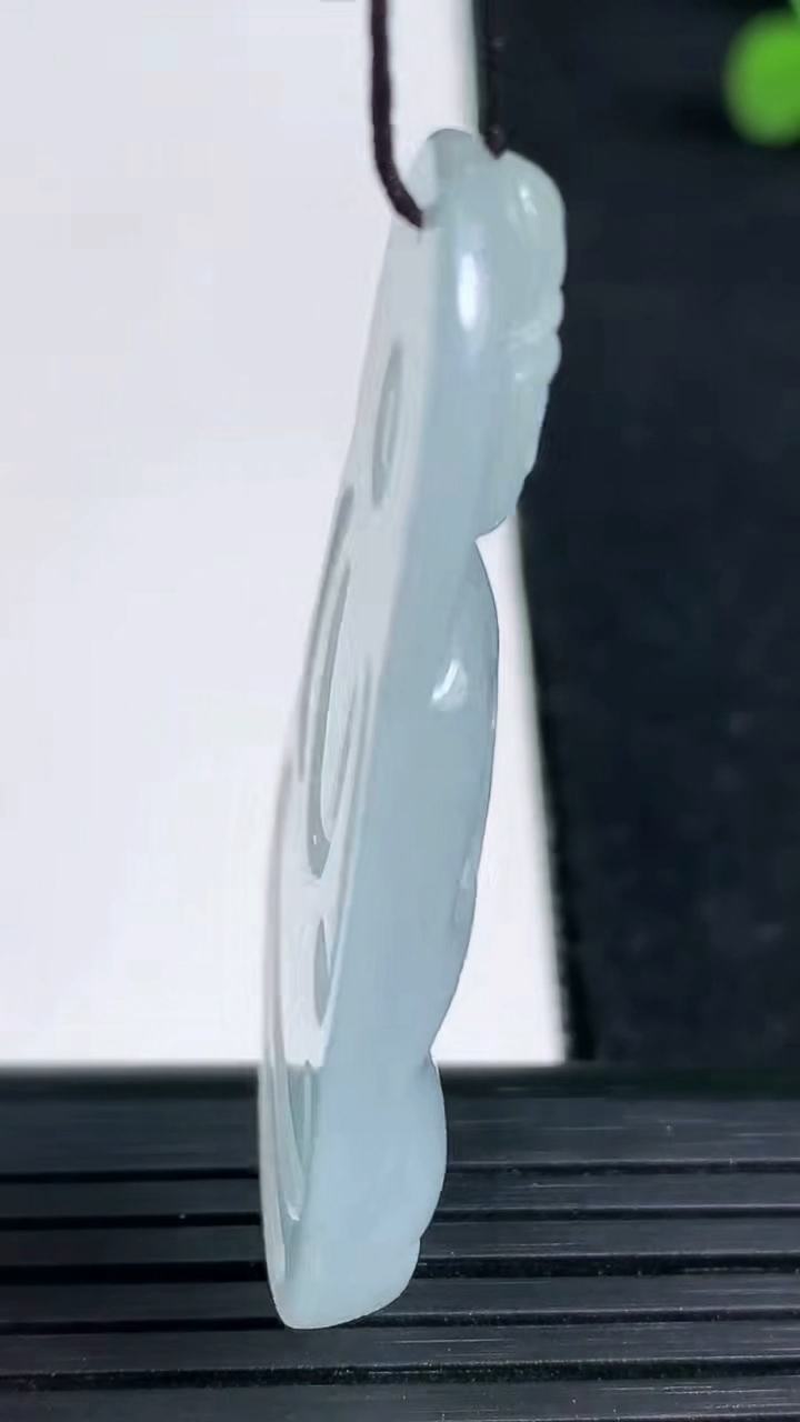 天然A货翡翠观音菩萨吊坠尺寸49-30.1-5.8重量:15.16g
3月19日