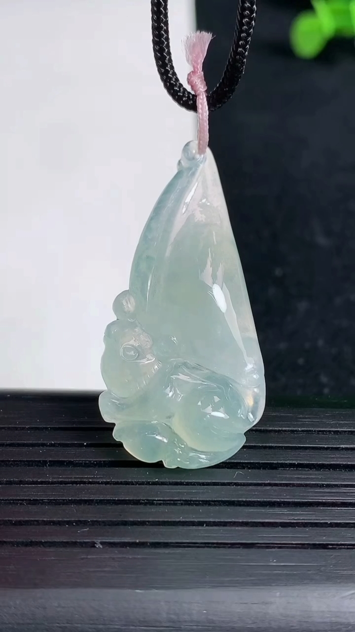 天然A货翡翠松鼠吊坠尺寸38.7-19.1-5.5重量:5.11g
3月19日