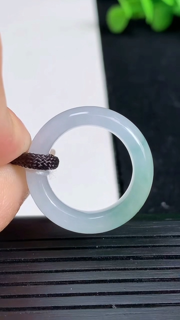 天然A货翡翠冰种飘花指环戒指尺寸16.6-6.2-3.7重量:4.61g2026年3月19日
工厂直销收藏佳品,种好水足，色泽均匀，有种有色，上手高大气！