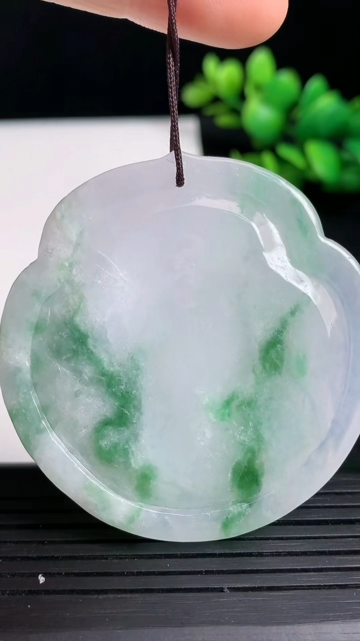 天然A货翡翠度母观音吊坠尺寸54.4-53.1-6.8重量:40.21g
3月19日