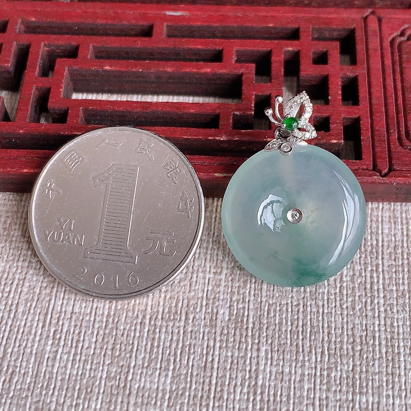 天然A货翡翠18K金镶嵌飘花平安扣吊坠 
尺寸27.5-20-5mm 重量4.96g 0317