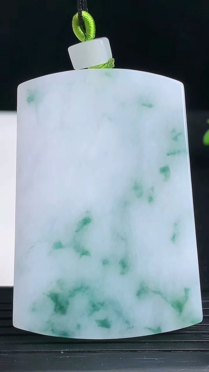 天然A货翡翠飘花无事牌吊坠尺寸59.8-41.3-6重量:45.68g
3月19日