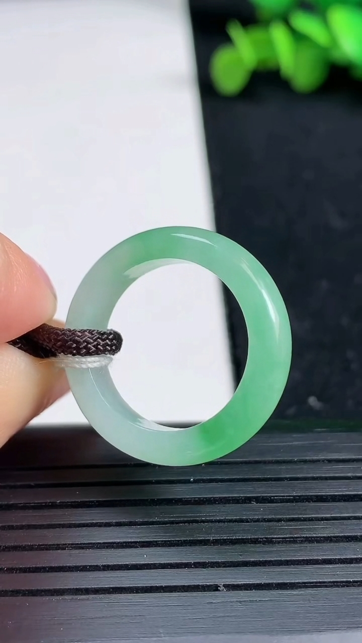 天然A货翡翠指环戒指尺寸17.6-4.9-3.5重量:3.96g2026年3月19日
工厂直销收藏佳品,种好水足，色泽均匀，有种有色，上手高大气！