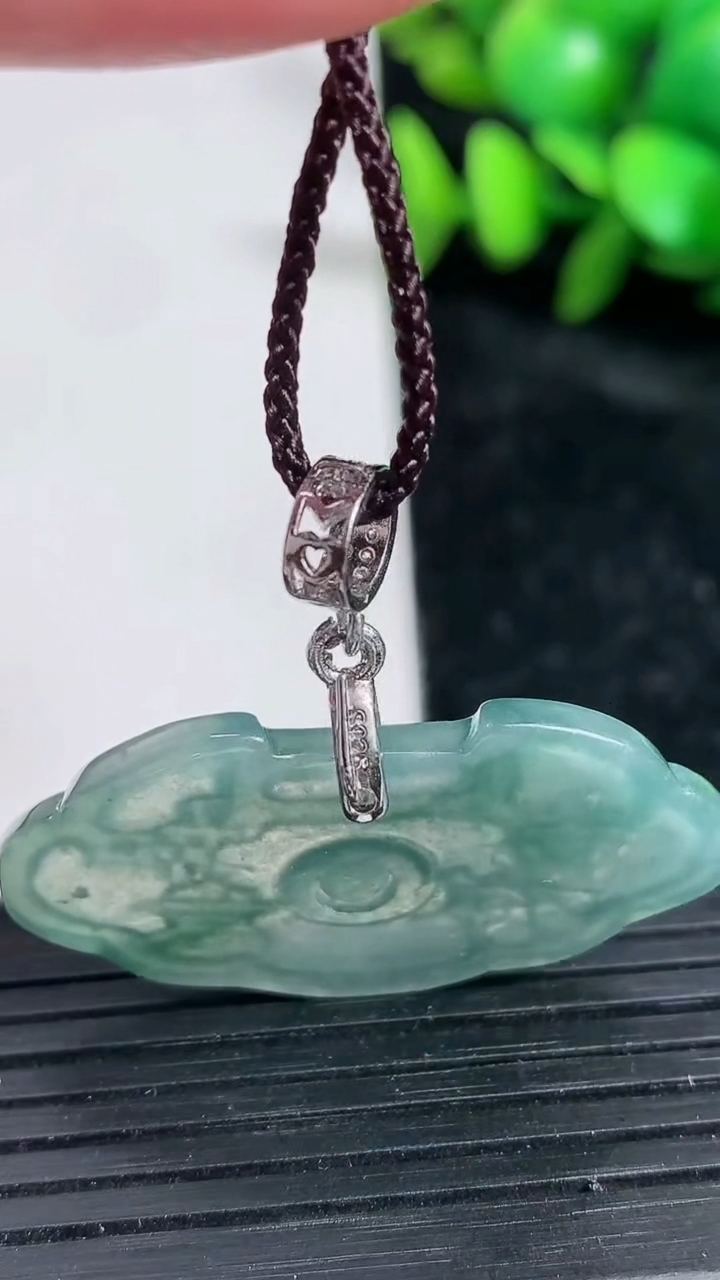 天然A货翡翠蓝水平安锁吊坠尺寸37-23.6-2.3重:3.70g
3月19日
377