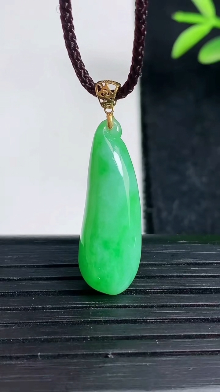 天然A货翡翠福瓜吊坠尺寸26.6-9-5.1重量:2.15g
3月19日