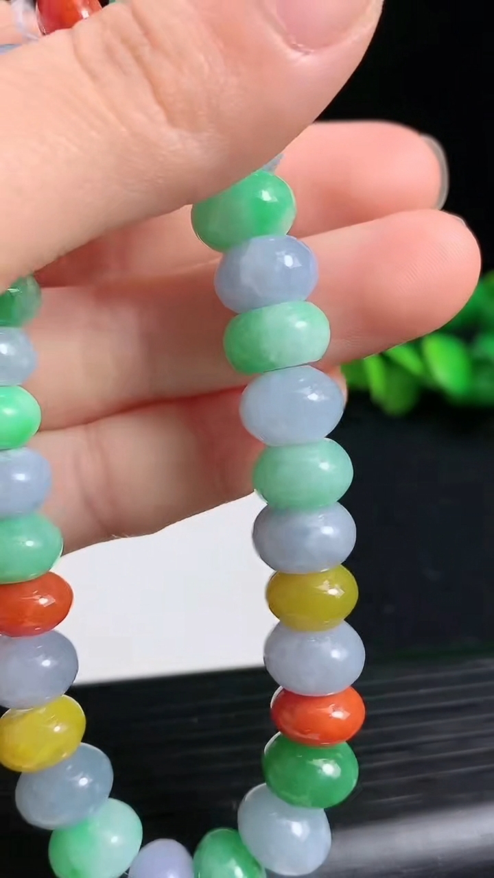 天然A货翡翠四彩算盘珠手串尺寸9.4-5.5重量:35.56g3月19日
工厂直销收藏佳品,种好水足，色泽均匀，有种有色，上手高大气！