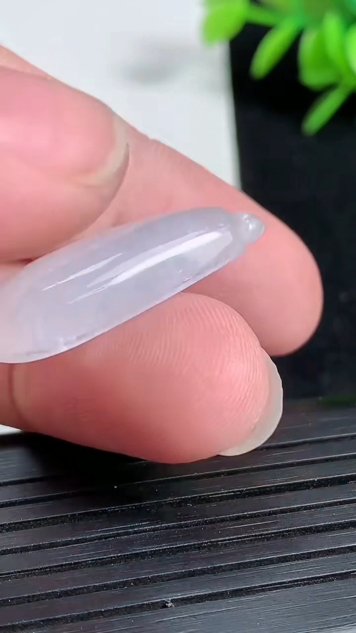 天然A货翡翠福瓜吊坠尺寸28.6-12.3-6重:3.97g
3月19日
637