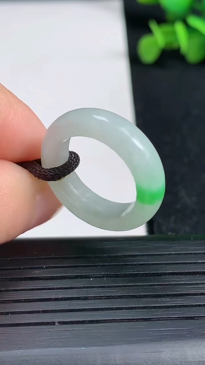 天然A货翡翠指环戒指尺寸17.5-6-3.7重量:4.26g2026年3月19日
工厂直销收藏佳品,种好水足，色泽均匀，有种有色，上手高大气！