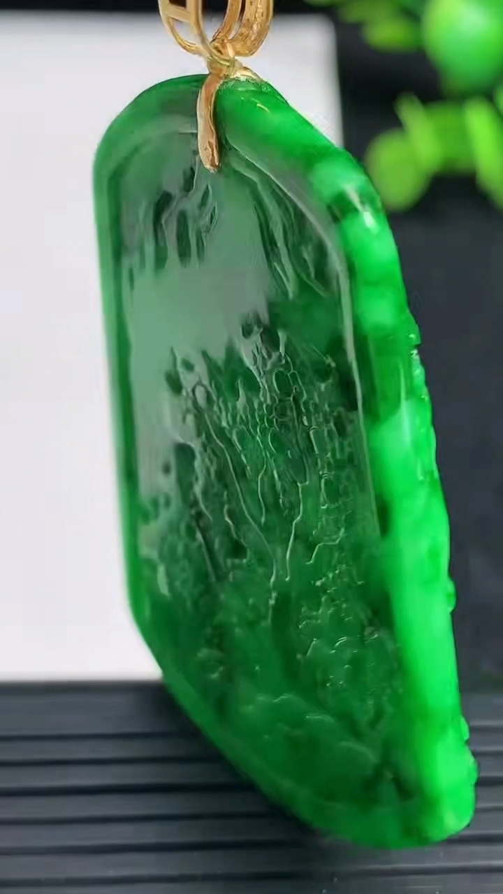 天然A货翡翠山水牌吊坠尺寸51.8-34.7-5.8重量:22.88g
3月19日
