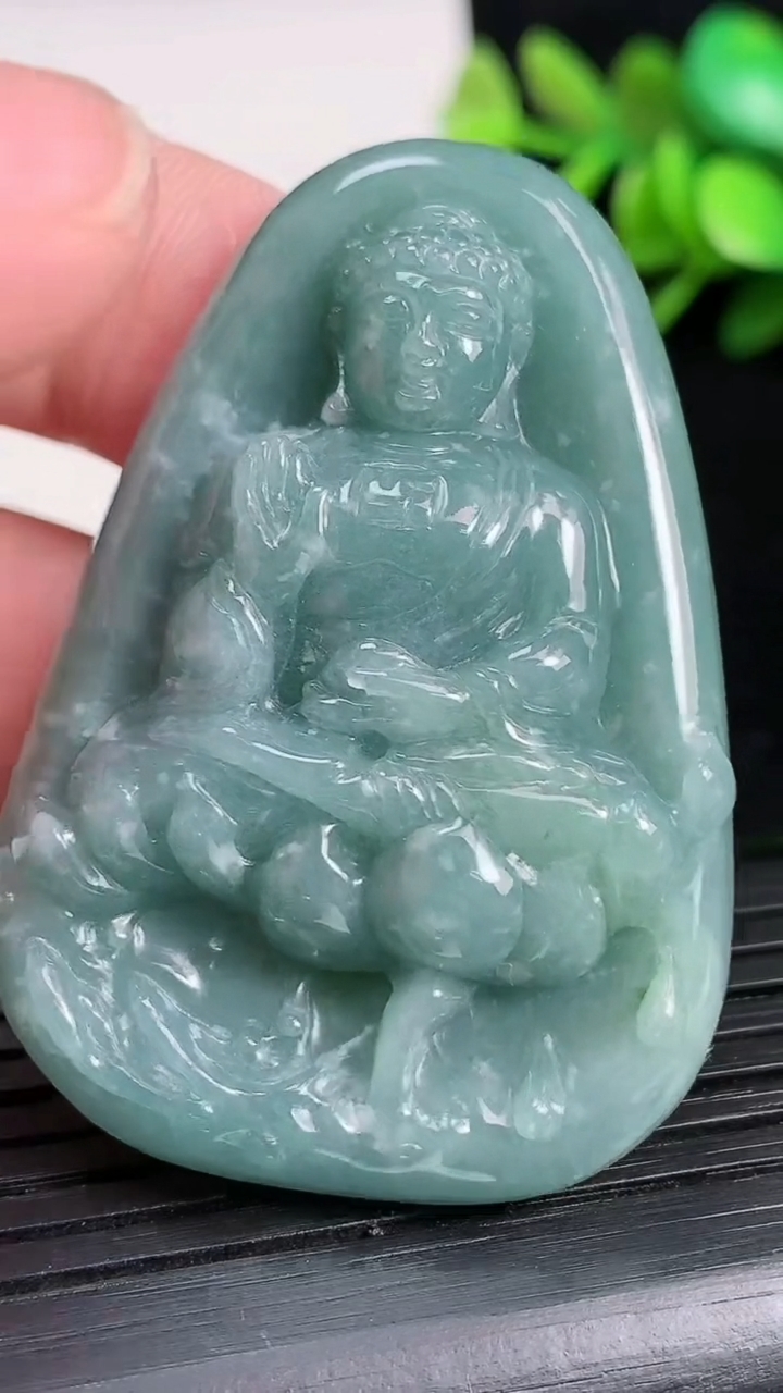 天然A货翡翠阿弥陀佛吊坠尺寸51.5-35.2-9重:25.58g
3月19日
85