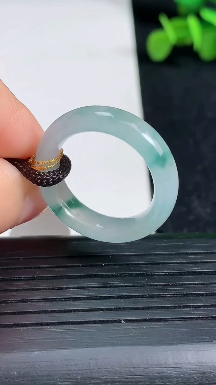 天然A货翡翠冰种飘花指环戒指尺寸18.2-5.7-3.9重量:4.08g2026年3月19日
工厂直销收藏佳品,种好水足，色泽均匀，有种有色，上手高大气！