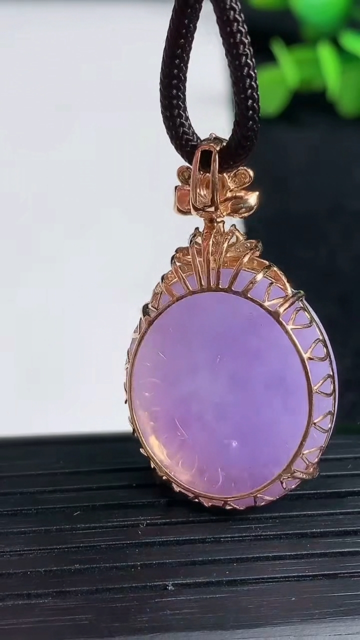 天然A货翡翠18K金紫罗兰蛋面吊坠尺寸36.6-24.3-21.6-11.5重量:10.29g
3月19日