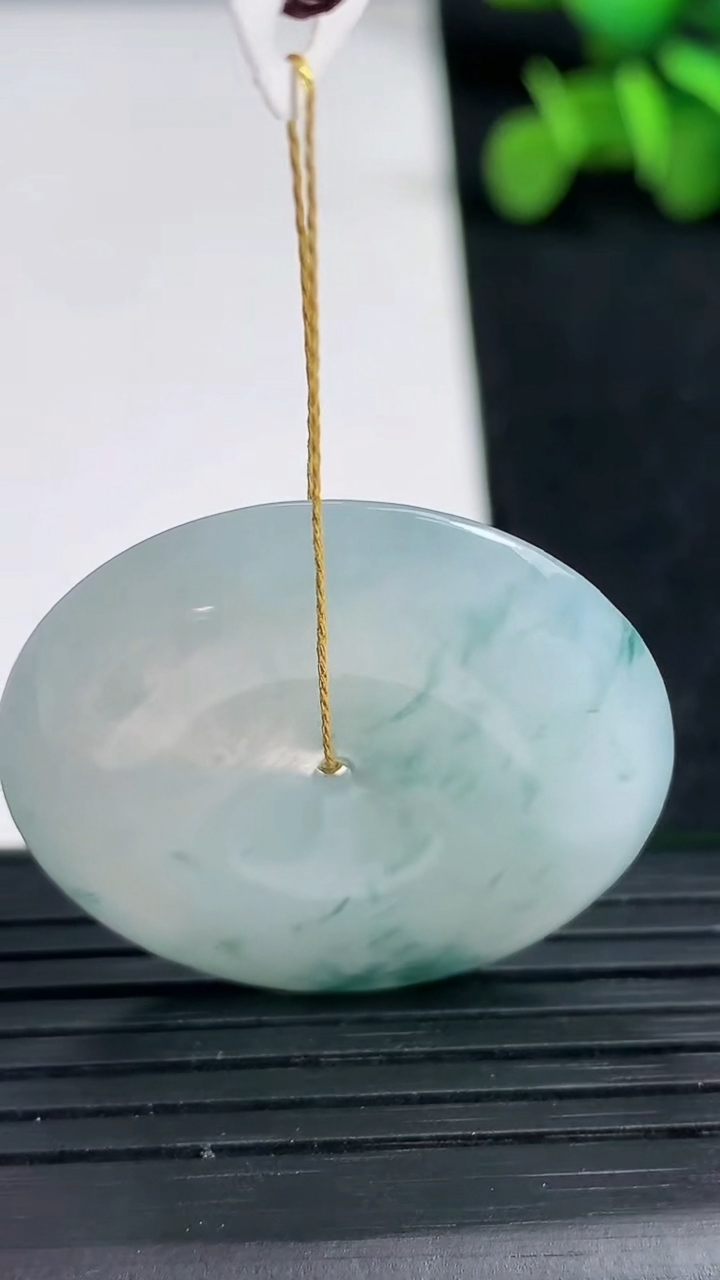 天然A货翡翠冰种飘花平安扣吊坠尺寸31.7-5.1重量:10.78g
3月19日