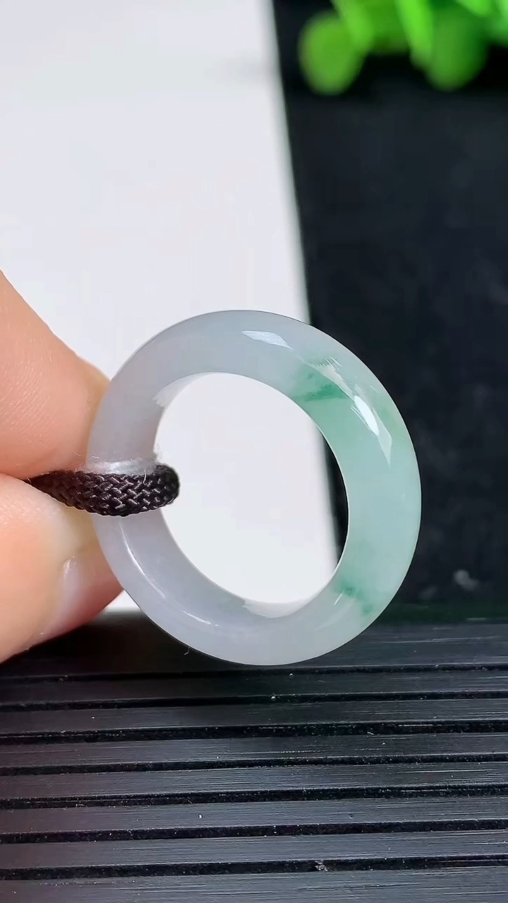 天然A货翡翠冰种飘花指环戒指尺寸16.6-6.2-3.7重量:4.61g2026年3月19日
工厂直