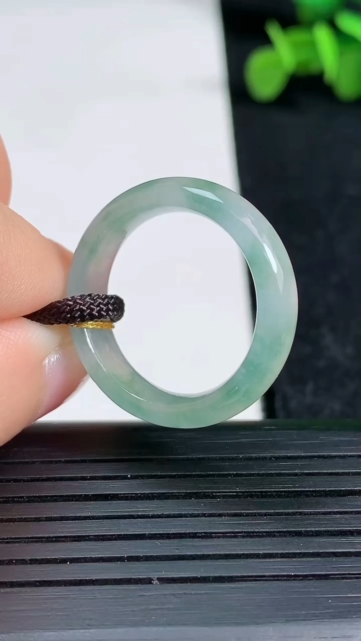 天然A货翡翠冰种飘花指环戒指尺寸18.6-5.6-3.4重量:3.61g2026年3月19日
工厂直